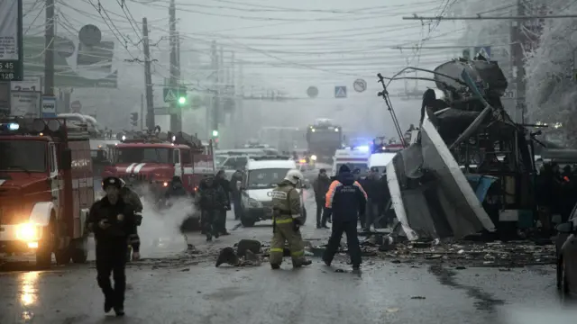 Сотрудники МЧС на месте взрыва троллейбуса в Волгограде