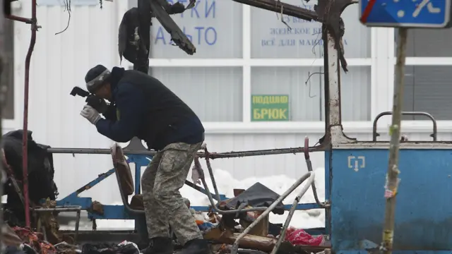 Следователь фотографирует место взрыва