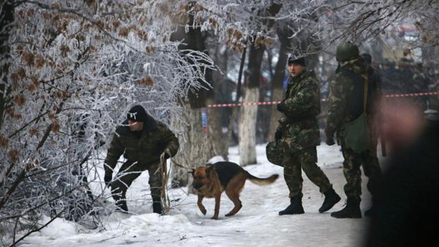 Полицейские с собакой на месте взрыва троллейбуса в Волгограде