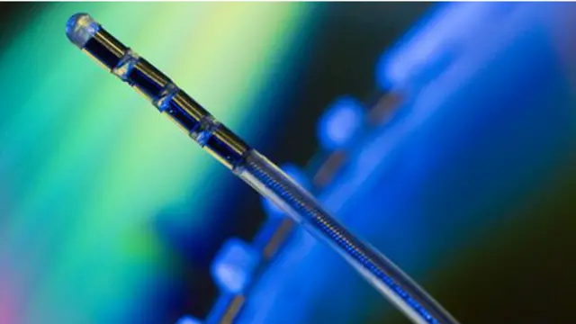 Aguja para estimulación cerebral profunda