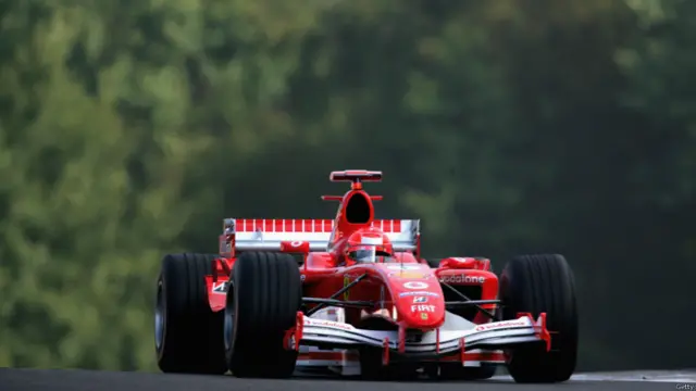 شوماکر نے سنہ 2006 میں ریٹائرمنٹ کا اعلان کیا لیکن 2010 میں وہ دوبارہ دنیا کے تیز ترین کھیل میں واپس آئے اور اس بار وہ مرسیڈیز کی ٹیم میں شامل تھے۔