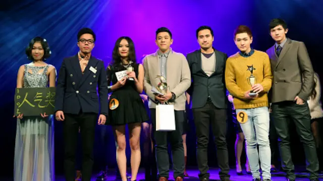 張天逸（中）與其他獲獎選手在一起