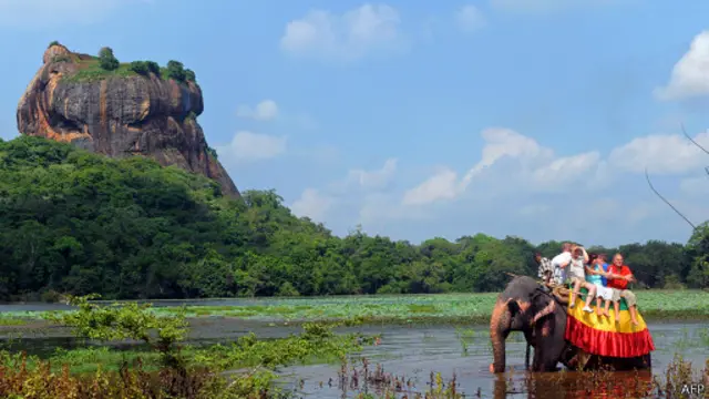 Туристы на слоне у форта Сигирия