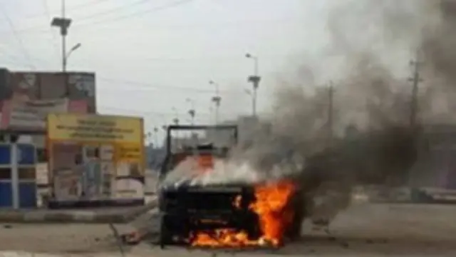 یک خودروی نیروهای امنیتی عراق توسط معترضان به آتش کشانده شد