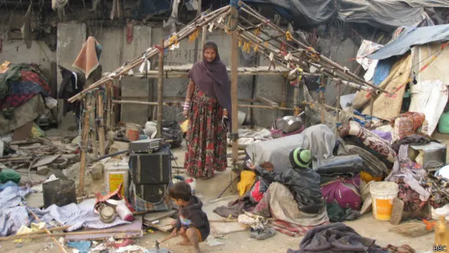 तोड़ी गई झुग्गी बस्ती