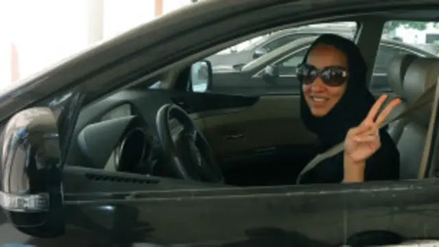 الناشطة السعودية المقيمة في دبي منال الشريف تظهر دعمها للحملة