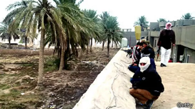 مسلحون ينتمون إلى عشائر الأنبار يستعدون للاشتباك مع القوات العراقية التي توجهت لفض الاعتصامات