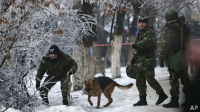 Policía investiga el escenario del atentado en Volgogrado