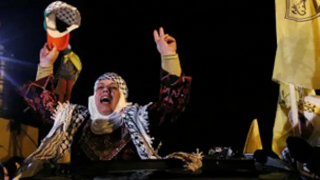 غزې تراډه کې فلسطینیانو د بندیانو پر خوشي کولو خوشالۍ وکړې.