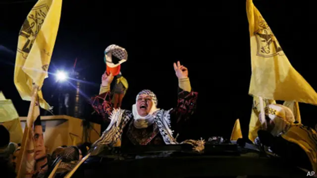 فلسطینی‌ها از زندانیان آزادشده به عنوان "مبارزان آزادی" استقبال می‌کنند