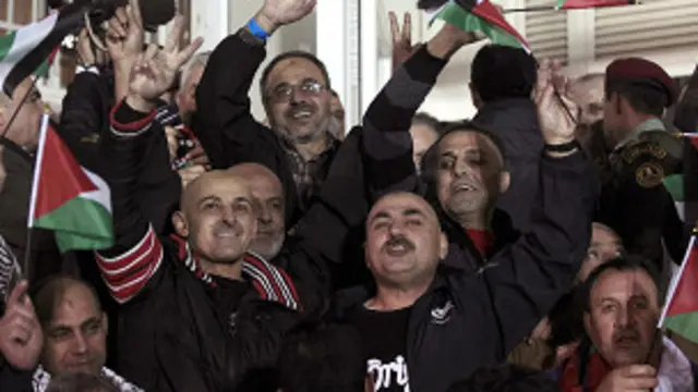 د اسرائيلو د بندیانو د چارو اړوندو چارواکو د تېرې یکشنبې پر ماښام د ۲۶ فلسطیني بندیانو د خوشي کولو پرېکړه وکړه.