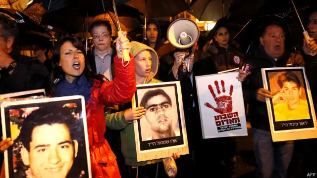 फलस्तीनी क़ैदियों की रिहाई का विरोध कर रहे इसरायली