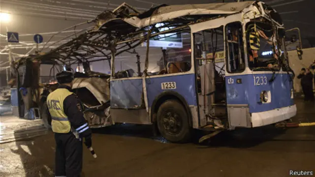 Уничтоженный взрывом троллейбус