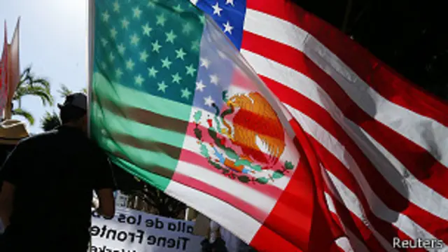 Hombre con banderas de EE.UU. y México