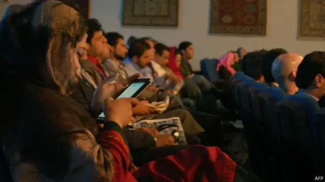 دا مهال په افغانستان کې پر حکومتي تلوېزیون سربېره، پلازمېنه او ولایتونو کې ۱۰۰ تلوېزیونونه فعالیت لري، او ۱۷۵ راډیوګانې خپرونې کوي.