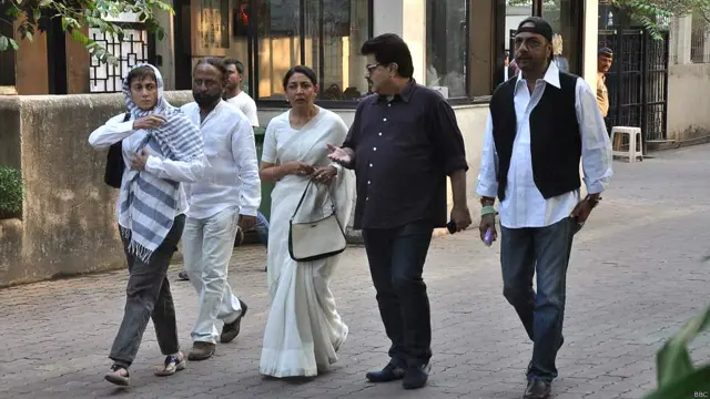 फ़ारूक़ शेख के साथ नौ फ़िल्मों में काम करने वाली दीप्ति नवल भी अपने इस दोस्त और सह कलाकार को आखिरी बार श्रद्धांजलि देने आईं थीं. बीबीसी से बातचीत में दीप्ति फ़ारूक़ को याद करके रो पड़ीं. दीप्ति नवल और फ़ारूक़ शेख ने 'चश्मे बद्दूर', 'कथा' और 'साथ-साथ' जैसी फ़िल्में कीं.