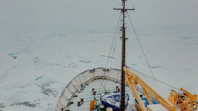 روسی جہاز انٹارکٹکا میں فرانسیسی سٹیشن سے 100 ناٹیکل میل کی دوری پر پھنسا ہوا ہے
