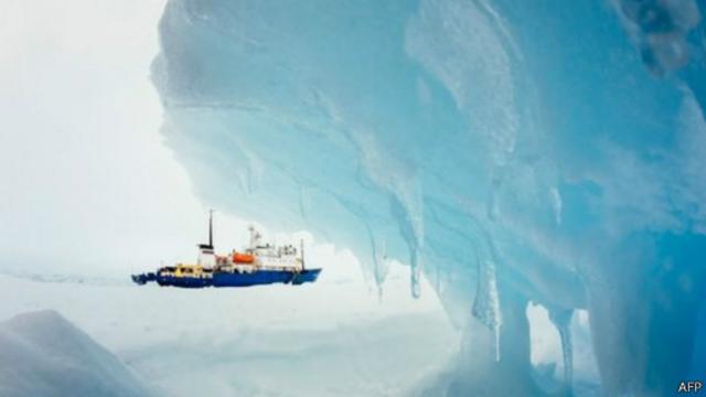 Спасти ледокол "Академик Шокальский" пытались 3 судна, но ни одно из них <br> не пробилось сквозь льды