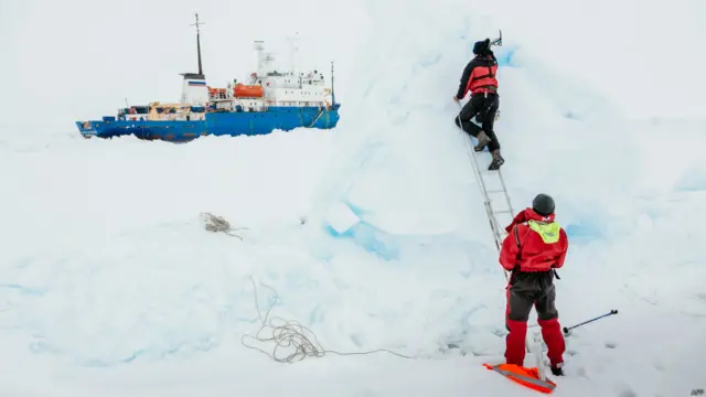 آسٹریلیا کی میری ٹائم ایجنسی نے پیر کو ایک بیان میں کہا تھا کہ آسٹریلیا سے تعلق رکھنے والے آئس بریکر جہاز ارورا آسٹریلس نے جائے وقوعہ تک پہنچنے کی کوشش کی لیکن موسم خراب ہونے کی وجہ سے اسے واپس آنا پڑا۔