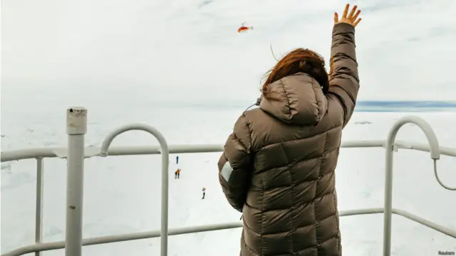 حکام کا کہنا تھا کہ سائنسی مشن پر گامزن اکیڈیمیشن شوکالسکیے نامی روسی بحری جہاز پر سوار افراد کو موسم سازگار ہوتے ہی ہیلی کاپٹر کے ذریعے چینی جہاز شوے لانگ پر لانا تھا۔ تاہم اب اس چینی جہاز کے برف میں پھنس جانے کی اطلاعات ہیں۔