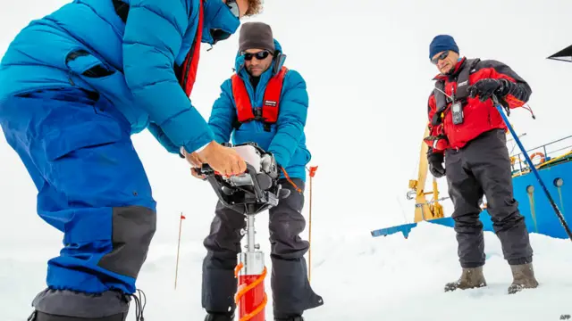 متاثرہ جہاز آسٹریلیشین انٹارکٹک سائنسی مہم میں شریک ہے۔