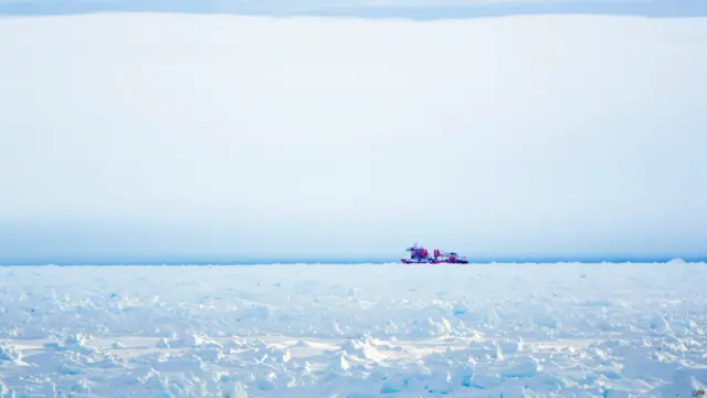 روسی جہاز انٹارکٹکا میں فرانسیسی سٹیشن سے 100 ناٹیکل میل کی دوری پر پھنسا ہوا ہے۔ 