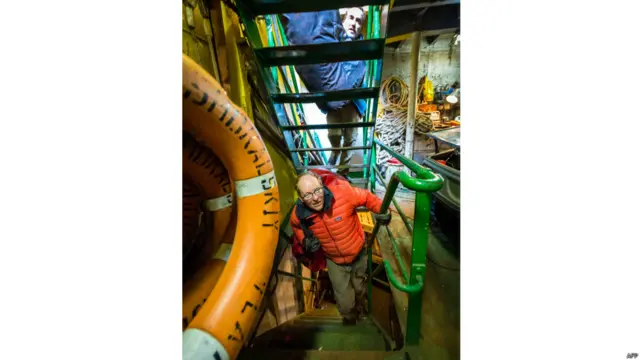 سائنسی اور تحقیقی ٹیم کے سربراہان کرس ٹرنی اور کرس فوگول کے مطابق شوکالسکیے جہاز میں غذا کافی مقدار میں موجود ہے اور اس کے عملے کو کوئی خطرہ لاحق نہیں ہے۔