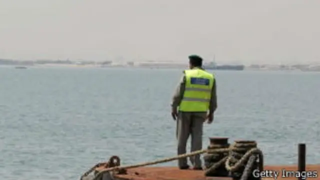 یک پلیس بحرینی در ساحل منامه