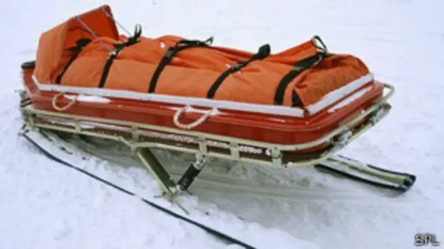 Camilla de emergencia en nieve