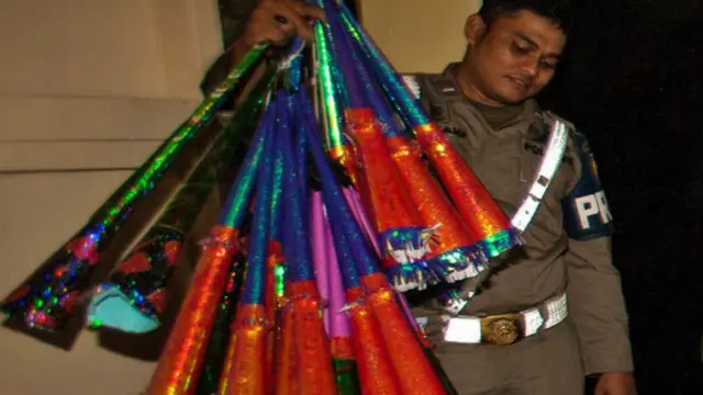 Polisi mengamankan terompet, mercon dan kembang api