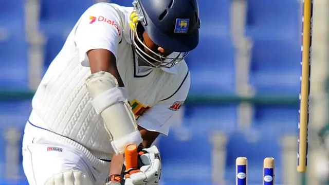 سری لنکا کے سپنر رنگانا ہیراتھ پہلی گیند پر آؤٹ ہوگئے ۔ انہیں جنید خان نے بولڈ کیا۔