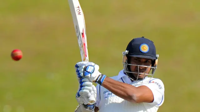 سری لنکا کے مشہور کھلاڑی کمار سنگا کارا اچھی کارکردگی کا مظاہرہ نہ کر سکے اور صرف 16 رنز بنا کر آؤٹ ہو گئے۔