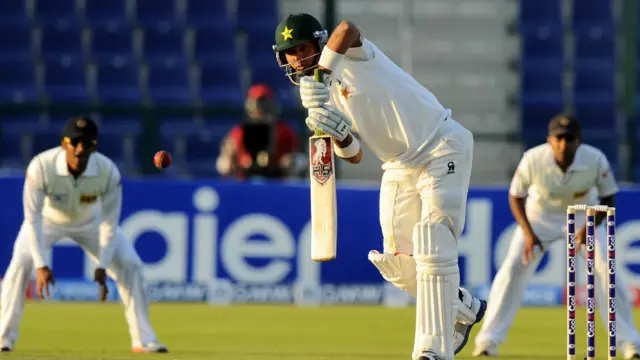 پاکستان نے سری لنکا کو پہلی اننگز میں 204 کے سکور پر آؤٹ کرنے کے بعد اپنی اننگز کا آغاز محتاط انداز میں کیا۔