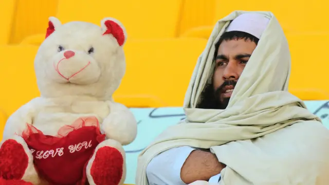 تماشائیوں کی قلیل تعداد نے میچ دیکھنے کے لیے ابوظہبی کے شیخ زید کرکٹ سٹیڈیم کا رخ کیا