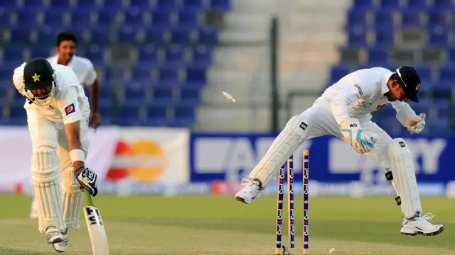 سری لنکا کے وکٹ کیپر جے وردھنے پاکستانی بیٹسمین خرم منظور کو آؤٹ کرنے کی کوشش کر رہے ہیں