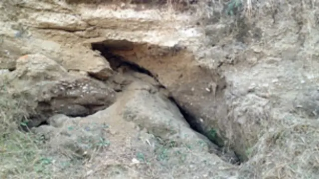 بارشوں کے نتیجے میں سکے سطح زمین پر آ جاتے ہیں اور قریبی کھیتوں میں ہل چلانے کے دوران بھی مورتیاں اور سکے نکلتے ہیں