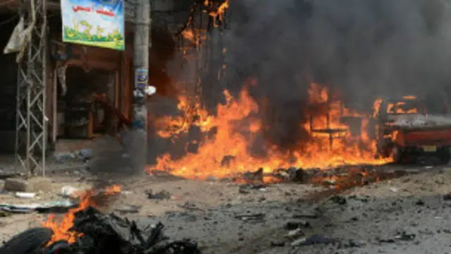 چارسدہ میں بابا صاحب کے مزار کے باہر دھماکہ ہوا ہے جس سے مزار کی دیواریں گر گئی ہیں