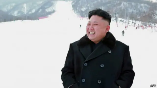 Hình ảnh mới nhất của ông Kim Jong-un là tươi cười tại lễ khánh thành khu trượt tuyết