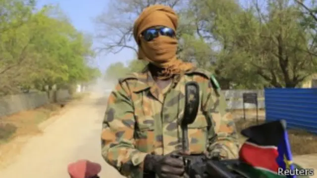 از دو هفته پیش که درگیری ها در سودان جنوبی آغاز شده، بیش از هزار نفر در این کشور کشته شدهاند