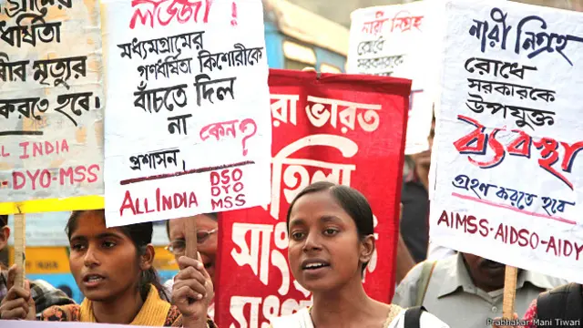 लड़की की मौत के बाद प्रदर्शन करते लोग