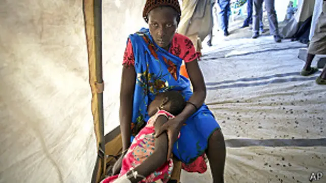 Una madre y su hija enferma en una clínica de Médicos Sin Fronteras en las afueras de la capital de Sudán del Sur, Yuba 
