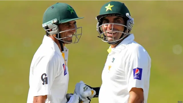 ابوظہبی میں سری لنکا کے خلاف پہلے ٹیسٹ میچ کے دوسرے روز یونس خان اور مصباح الحق کی عمدہ بلے بازی کی بدولت پاکستانی ٹیم کی پوزیشن مضبوط ہوگئی۔