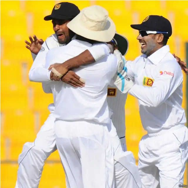 بدھ کو دوسرے دن کھیل کے آغاز میں پاکستان کو جلد ہی دو وکٹوں کا نقصان اٹھانا پڑا تھا۔ سری لنکن کھلاڑی محمد حفیظ کی وکٹ پر خوشی مناتے ہوئے۔