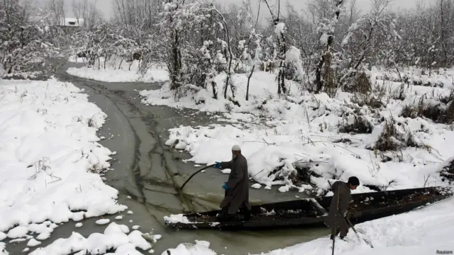 भारत प्रशासित कश्मीर में बर्फ़बारी 
