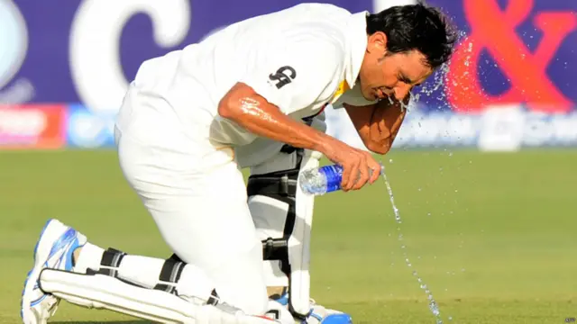 تجربہ کار بلے باز یونس خان عرب امارات کی گرم دوپہر میں دھوپ کی شدت پانی سے کم کرتے دکھائی دیے۔