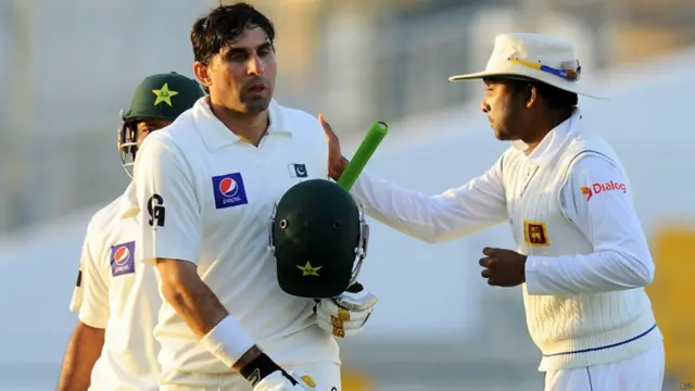 دوسرے دن کے کھیل کے اختتام پر سری لنکا کے مہیلا جیاوردھنے سنچری بنانے پر مصباح الحق کی کمر تھپتھپاتے نظر آئے۔