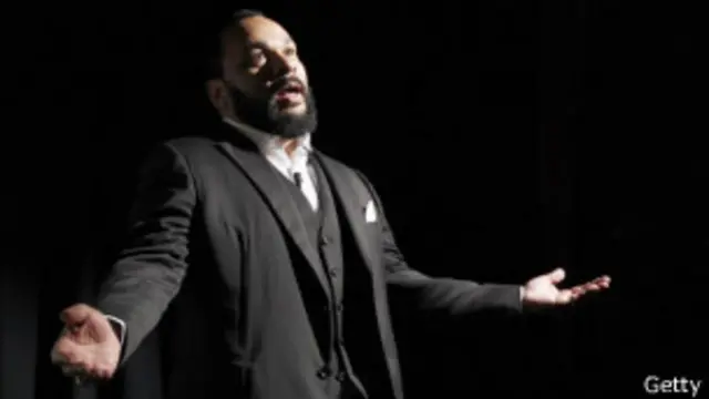 أولوند يحث على حظر عرض "معاد للسامية"