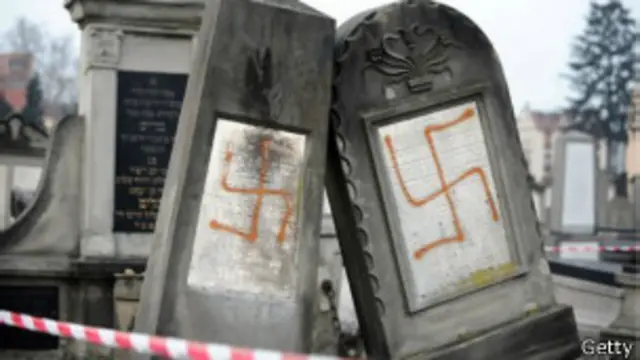 أولوند يحث على حظر عرض "معاد للسامية"