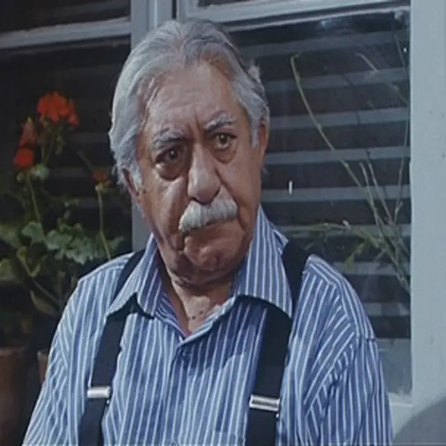 عزت الله انتظامی در نمایی از فیلم مینای شهر خاموش ساخته امیرشهاب رضویان