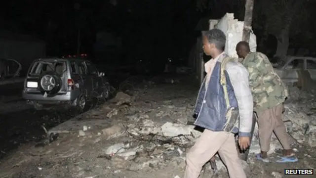 انفجار در برابر هتل الجزیره یکی از لوکس‌ترین ساختمان‌های پایتخت سومالی روی داده است.